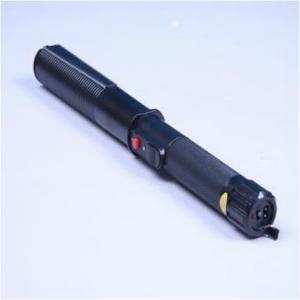 918超高压电击棍 用户在使用前，应先进行充电6-8小时（因新电池基本于放电状态出厂），使用充电时，应把后部插头推出，就可插入220V交流电源上，充电指示灯亮，表示已进行充电，充电完毕后，再按入插头就可正常使用。