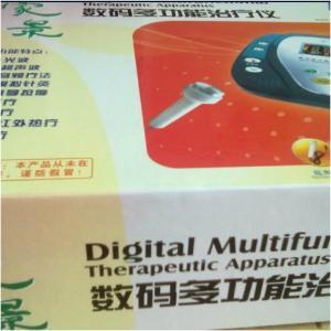 景治疗仪产品特点：豪景治疗仪豪景治疗仪具有超声波、光波、生物电三种物理因子灵活组合、协同作用。 　　：音频疗法，并保留原有典型的六大疗法：模拟针灸、推拿按摩、磁场效应疗法、药物导入、远红外热疗、足部反射疗法，达到完美的理疗效果。 　　仪器采用中频治疗模式及干扰电模式，脉冲电流深度大，作用层次深，可以较深地治疗皮下组织的病痛。 　　电疗输出强度28级可调，14级显示。 　　两药疗电极上放置有极性相反的软磁，具有较强的恒定磁场治疗效果。 　　内设自动电子温控系统，较好地控制热疗温度变化。 　　采用进口微电脑芯片，产品性能稳定可靠。　　功能原理：脉冲电流通过人体皮肤、黏膜表面、肌体深部时，使肌体受到刺激，局部血液循环得到改善、肌肉张力得到缓解、炎症产物的吸收加强而产生直接治疗疾病的作用；或影响神经系统，使神经系统更有力地激起人体本身的防御与免疫机制或调节内分泌而起到间接治疗疾病的作用