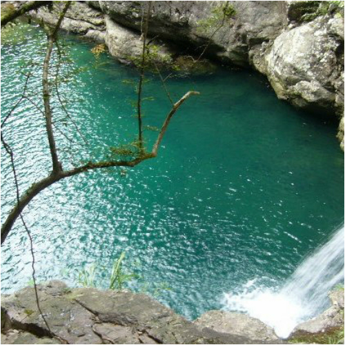 桂竹峡谷在于文成县的西部边界，峡谷里风景优美，流水清澈，是纯天然的氧吧。峡谷里壶穴美观，水潭秀丽，偶尔几条小瀑布也是非常的美丽。山木峡谷是一个非常美丽的地方，水塘一个接一个，流水清澈如碧玉，更如翡翠，峡谷两旁山峰峭立，却也是人迹罕至的地方，这里真的是桃源洞天。