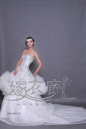 天津租婚纱哪里好 天津嫁衣廊 新娘秀发保养的误区      一头柔顺直发都是准新娘骄傲的资本，然而秀美的长发应该如何保养，天津嫁衣廊带您盘点一下秀发的禁区，保养呵护长发新娘的完美秀发。误区一：经常使用吹风机：头发所含的水分若降低至10%以下，发丝就会变得粗糙、分叉，而经常使用吹风机吹发的后果就会如此,每天反复梳发超过50次：梳理过多，会伤害秀发。只梳理头发的尾端：只梳发尾，往往会出现断发或发丝缠绕...