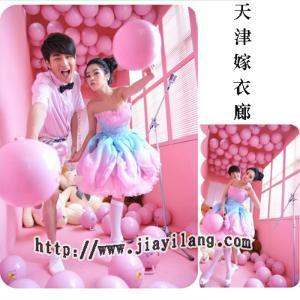 嫁衣廊是一家集高档婚纱礼服设计、制作为一体的专门机构。体现国际最新潮流礼服设计。设计师和打版师均有多年的经验。一流的设计、考究的选材加上纯手工立体裁剪，所以请相信，我们能为您打造专属于您的嫁衣！天津定做婚纱哪里好？天津嫁衣廊⑴最好！