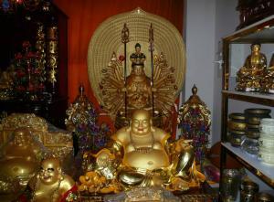 厦门佳祥佛具店 经营范围：木雕佛具、八仙中汉桌、桌围八彩、神轿佛架批发各种出口金纸元宝、无烟香烛。订做佛像，各种寺庙用品及佛教用品。订做各种规格佛庵（不锈钢）送货上门 ！地址：福建省厦门市莲前东路83号店 联系人：林先生 电话：15805928351 13709330081