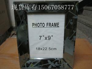 木制工艺玻璃相框7乘9寸2000只现货低价处理6.5元，义乌博买贸易库存现金大量收购（范围）：帽子、指甲油、唇彩、口红、香水、饰品、工艺品、芜纺布袋、日用百货、玩具、箱包、文体用品.....、等各类库存商品。   赵先生：15067058777