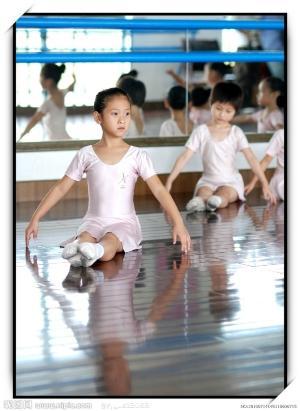 济南舞蹈班 济南民族舞 济南拉丁舞 济南奇迹舞蹈 主要培训：民族舞蹈、芭蕾舞、街舞、拉丁舞、现代舞、肚皮舞。地址：水屯路50号电话：13706414604  13406064889