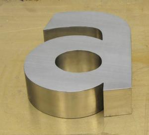 济南精工铜字工艺：济南精工铜字制作精工不锈钢字、精品字、精品发光字、冲孔字、亚克力字、金箔字 紫铜仿古字 铜牌 等业务、地址：济南市天桥区水屯路37号电话:13589132833  QQ:1547017567  ⑴