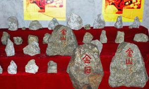 虎山旅游风景区：虎山风景区与古北岳恒山（当地又称大茂山、神仙山）相邻，因其山顶一块巨石颇似蓄势待发的猛虎而得名。景区面积20多平方公里。虎山山青水媚，花繁林茂，是一个融林、溪、瀑、潭、泉等于一体的自然山水风光景区。⑴