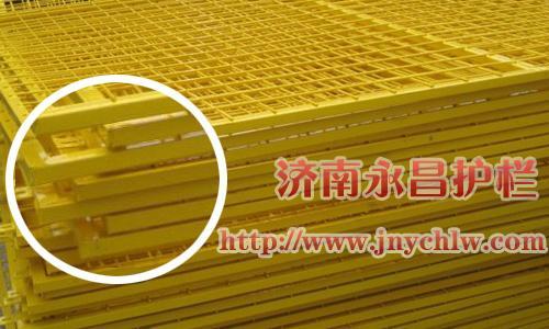 济南永昌护栏网制造有限公司是以生产金属网类产品为主，其产品可广泛用于，高速铁路及各种场区的封闭，还可以做为混凝土施工的建筑材料下面济南护栏网介绍铁路护栏网施工时应注意的一些事项：⑴