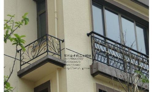 郑州金卓铁艺经营产品：锌钢楼梯大门围墙百叶郑州铁艺铁艺围拦铁艺大门车库门铁艺楼梯扶手铁艺阳台护栏铁艺大门铁艺围墙铁艺栏杆铁艺护防盗窗铁艺家具铁艺园林座椅等成品和各种锻造铁艺配件http//tieyi.gitom.com电话66302387,15515505578