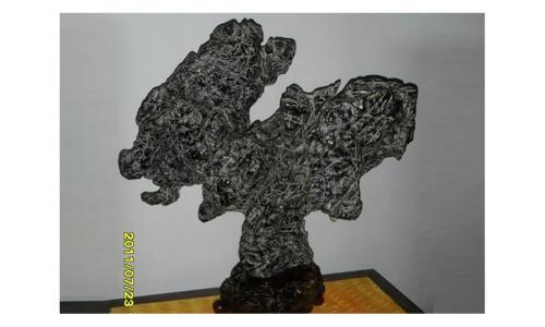灵璧石大气，用它做公司的驻守石雕又美观，又大方，还特别有气势，所以现在好多大企业大公司都是选择灵璧石，灵璧石它还有很高的艺术价值，在艺术界有是有了很高的评价“天下第一石”。可见灵璧石的优处，